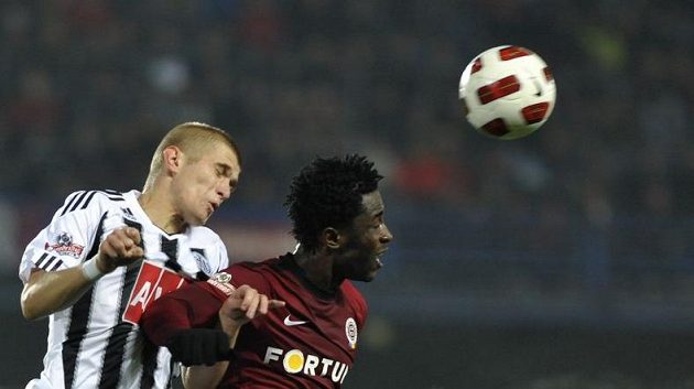Bony Wilfried ze Sparty (vpravo) a Dmitrij Lencevič z Českých Budějovic. Bony Wilfried ze Sparty (vpravo) a Dmitrij Lencevič z Českých Budějovic.