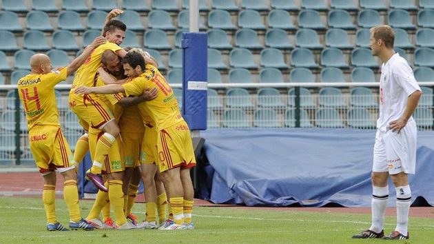 Radost fotbalistů Dukly Praha z gólu do sítě Hradce Králové. Radost fotbalistů Dukly Praha z gólu do sítě Hradce Králové.