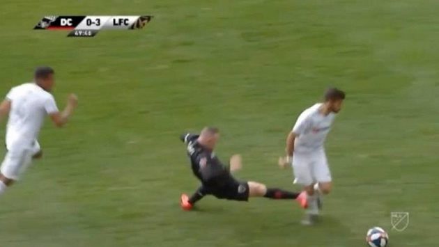 Wayne Rooney nevybíravým zákrokem atakuje Diega Rossiho během utkání zámořské MLS. Wayne Rooney nevybíravým zákrokem atakuje Diega Rossiho během utkání zámořské MLS.