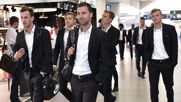 Fotbalisté Sparty (zleva) Matěj Hybš, Martin Frýdek, Josef Hušbauer, Bořek Dočkal a Ladislav Krejčí na ruzyňském letišti před cestou do Moskvy na utkání 3. předkola LM. Fotbalisté Sparty (zleva) Matěj Hybš, Martin Frýdek, Josef Hušbauer, Bořek Dočkal a Ladislav Krejčí na ruzyňském letišti před cestou do Moskvy na utkání 3. předkola LM.