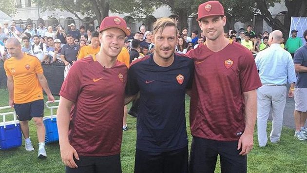 Hokejový útočník Bostonu David Pastrňák (vlevo) a jeho spoluhráč Adam McQuaid (vpravo) spolu s hvězdou fotbalového AS Řím Francescem Tottim. Hokejový útočník Bostonu David Pastrňák (vlevo) a jeho spoluhráč Adam McQuaid (vpravo) spolu s hvězdou fotbalového AS Řím Francescem Tottim.