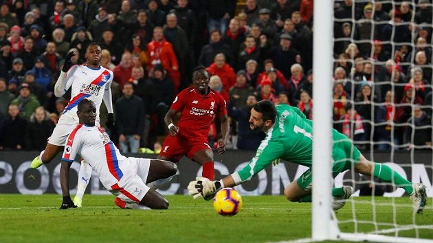 Fotbalisté Liverpoolu nadále vedou tabulku Premier League (druhý zprava Sadio Mané). Fotbalisté Liverpoolu nadále vedou tabulku Premier League (druhý zprava Sadio Mané).