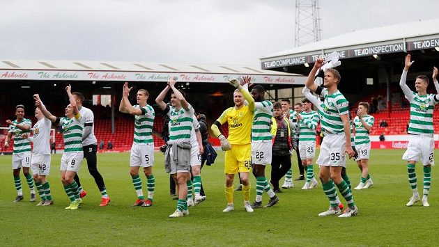 Fotbalisté Celticu získali ve skotské lize osmý mistrovský titul za sebou a jubilejní padesátý v historii. Fotbalisté Celticu získali ve skotské lize osmý mistrovský titul za sebou a jubilejní padesátý v historii.