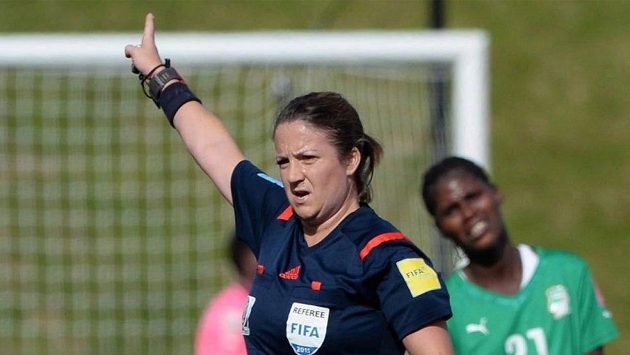 Kanadská rozhodčí Carol Anne Chenardová přijde o účast na mistrovství světa fotbalistek. Kanadská rozhodčí Carol Anne Chenardová přijde o účast na mistrovství světa fotbalistek.