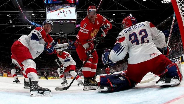 Ruské nebezpečí! Elitní snajpr Alexandr Ovečkin před českým brankářem Patrikem Bartošákem. Vlevo David Sklenička. Ruské nebezpečí! Elitní snajpr Alexandr Ovečkin před českým brankářem Patrikem Bartošákem. Vlevo David Sklenička.