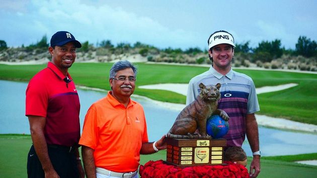 Americký golfista Bubba Watson (vpravo) s vítěznou trofejí, vlevo Tiger Woods. Americký golfista Bubba Watson (vpravo) s vítěznou trofejí, vlevo Tiger Woods.
