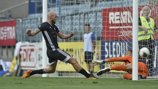 Tomáš Smola z Ostravy střílí první gól slezského derby. Tomáš Smola z Ostravy střílí první gól slezského derby.