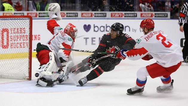 Vítězná branka Akila Thomase z Kanady (uprostřed), vlevo brankář Amir Miftachov z Ruska, vpravo Daniil Žuravlev z Ruska. Vítězná branka Akila Thomase z Kanady (uprostřed), vlevo brankář Amir Miftachov z Ruska, vpravo Daniil Žuravlev z Ruska.