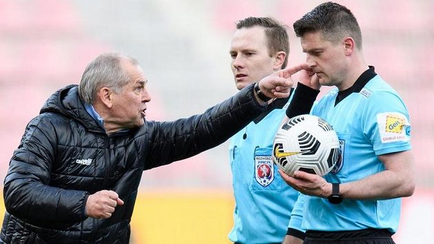 Trenér Jablonce Petr Rada hovoří s rozhodčím Zbyňkem Proskem po utkání čtvrtfinále MOL Cupu. Trenér Jablonce Petr Rada hovoří s rozhodčím Zbyňkem Proskem po utkání čtvrtfinále MOL Cupu.