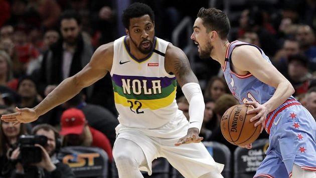 Tomáš Satoranský z Chicaga se pokouší obejít Derricka Favorse z New Orleans. Tomáš Satoranský z Chicaga se pokouší obejít Derricka Favorse z New Orleans.