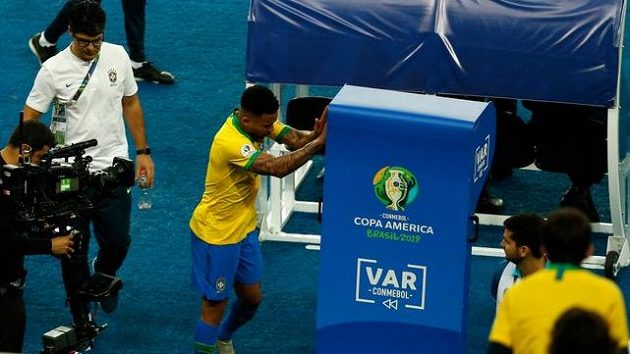 Brazilec Gabriel Jesus po vyloučení ve finále Copy América vyváděl, strčil i do monitoru systému VAR. Brazilec Gabriel Jesus po vyloučení ve finále Copy América vyváděl, strčil i do monitoru systému VAR.