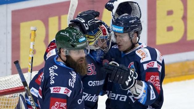 Radost vítkovických hráčů z vítězství na Spartě (zleva) Jan Výtisk, brankář Patrik Bartošák a Patrik Urbanec. Radost vítkovických hráčů z vítězství na Spartě (zleva) Jan Výtisk, brankář Patrik Bartošák a Patrik Urbanec.