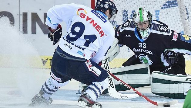 Liberecký útočník Jan Stránský před brankářem Boleslavi Davidem Rittichem. Liberecký útočník Jan Stránský před brankářem Boleslavi Davidem Rittichem.
