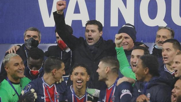 Trenér PSG Mauricio Pochettino (v horní řadě uprostřed) se raduje s týmem po výhře nad Marseille. Trenér PSG Mauricio Pochettino (v horní řadě uprostřed) se raduje s týmem po výhře nad Marseille.