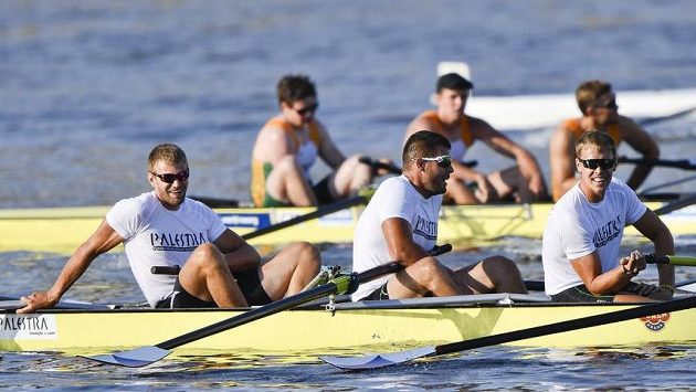 Veslař Ondřej Synek (vlevo), člen posádky Vysoké školy tělesné výchovy a sportu Palestra během veslařské regaty v závodě univerzitních osmiveslic. Veslař Ondřej Synek (vlevo), člen posádky Vysoké školy tělesné výchovy a sportu Palestra během veslařské regaty v závodě univerzitních osmiveslic.