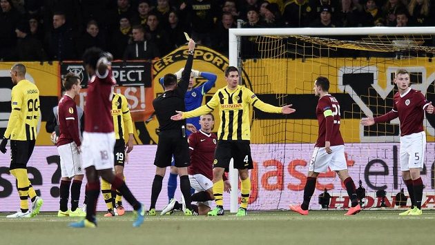 Sparťanský bek Pavel Kadeřábek (na trávníku uprostřed) vidí žlutou kartu za penaltový faul na srbského obránce Bernu Milana Vilotiče (4). Sparťanský bek Pavel Kadeřábek (na trávníku uprostřed) vidí žlutou kartu za penaltový faul na srbského obránce Bernu Milana Vilotiče (4).