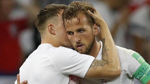 Zklamaný až zdrcený útočník Anglie Harry Kane po porážce v semifinále MS. Utěšuje ho stoper John Stones. Zklamaný až zdrcený útočník Anglie Harry Kane po porážce v semifinále MS. Utěšuje ho stoper John Stones.