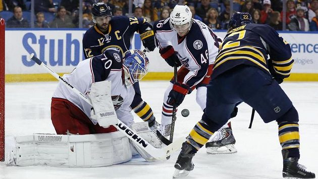 Brian Gionta se spoluhráčem Larsson v souboji o puk před brankářem Columbusu Joonasem Korpisaloem. Brian Gionta se spoluhráčem Larsson v souboji o puk před brankářem Columbusu Joonasem Korpisaloem.