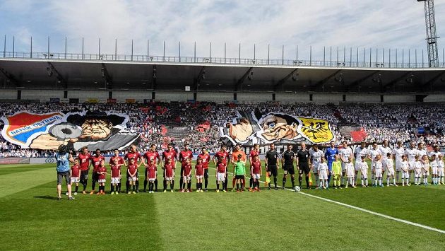 Fotbalisté Sparty a Ostravy před výkopem. V pozadí choreo ostravských fanoušků. Fotbalisté Sparty a Ostravy před výkopem. V pozadí choreo ostravských fanoušků.