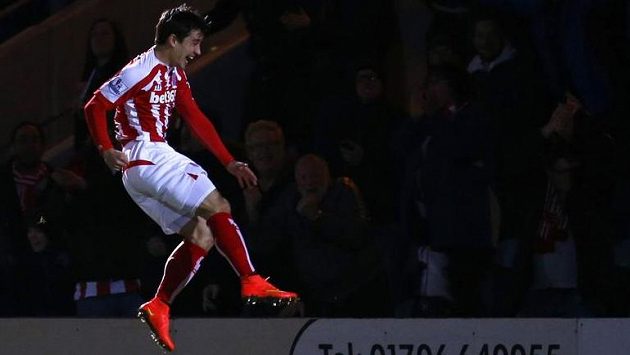 Bojan Krkic ze Stoke City tahle jásal po gólu proti Rochdale v FA Cupu. Bojan Krkic ze Stoke City tahle jásal po gólu proti Rochdale v FA Cupu.