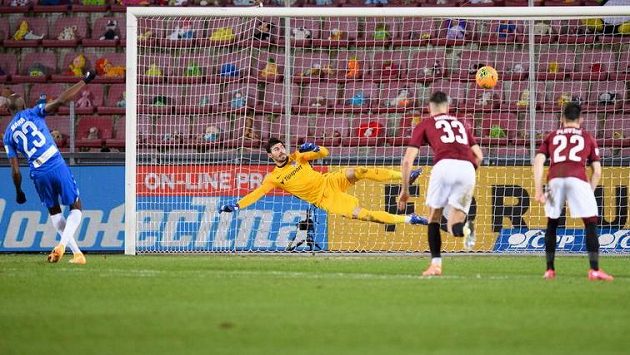Kamso Mara ze Slovanu Liberec proměňuje penaltu nařízenou proti Spartě. Kamso Mara ze Slovanu Liberec proměňuje penaltu nařízenou proti Spartě.