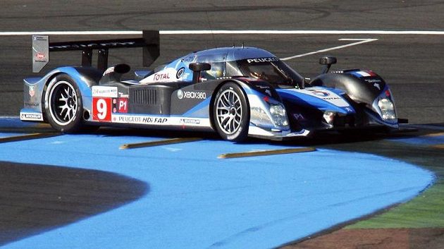 Španělský pilot Marc Gené s vozem Peugot 908 HDI FAP během závodu 24 hodin Le Mans Španělský pilot Marc Gené s vozem Peugot 908 HDI FAP během závodu 24 hodin Le Mans
