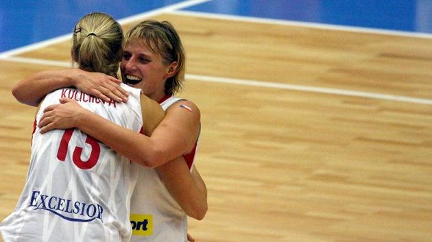 České basketbalistky Petra Kulichová (zády) a Hana Horáková oslavují postup do finále. České basketbalistky Petra Kulichová (zády) a Hana Horáková oslavují postup do finále.