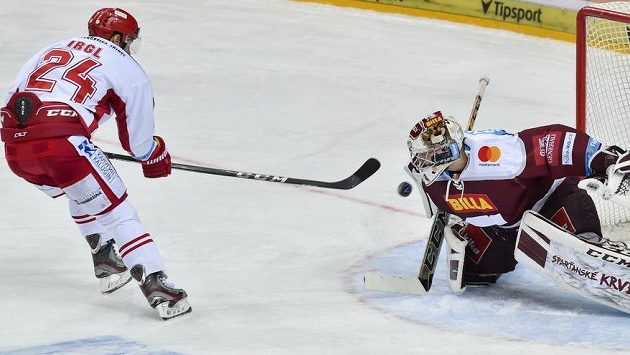 Brankář Sparty David Honzík kryje střelu útočníka Třince Zbyňka Irgla při trestném střílení. Brankář Sparty David Honzík kryje střelu útočníka Třince Zbyňka Irgla při trestném střílení.