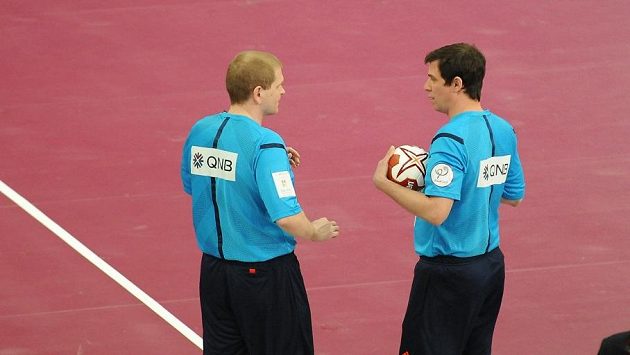 Rozhodčí Václav Horáček (vlevo) a Jiří Novotný před začátkem finále MS házenkářů mezi Katarem a Francií. Rozhodčí Václav Horáček (vlevo) a Jiří Novotný před začátkem finále MS házenkářů mezi Katarem a Francií.