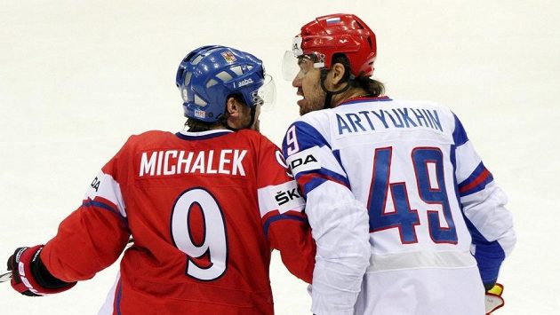 Rus Jevgenij Arťuchin a český útočník Milan Michálek při utkání na hokejovém MS 2011. Rus Jevgenij Arťuchin a český útočník Milan Michálek při utkání na hokejovém MS 2011.