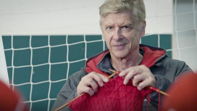 Trenér Arséne Wenger učil své svěřence, jak se plete svetr. Trenér Arséne Wenger učil své svěřence, jak se plete svetr.