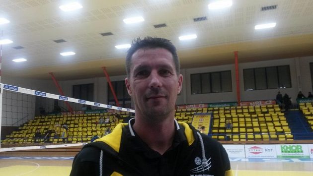 Trenér volejbalistů Karlovarska Jiří Novák mohl být spokojen, jeho tým vyhrál 3:0 na sety Trenér volejbalistů Karlovarska Jiří Novák mohl být spokojen, jeho tým vyhrál 3:0 na sety