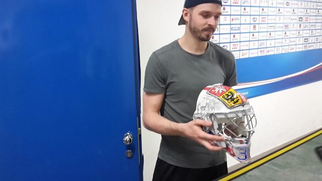 Dominik Furch ukazuje svou masku pro mistrovství světa v Rusku. Dominik Furch ukazuje svou masku pro mistrovství světa v Rusku.