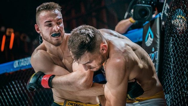 Peter Gabal (vlevo) při svém prvním vystoupení v OKTAGONU porazil Martina Muchu. Peter Gabal (vlevo) při svém prvním vystoupení v OKTAGONU porazil Martina Muchu.
