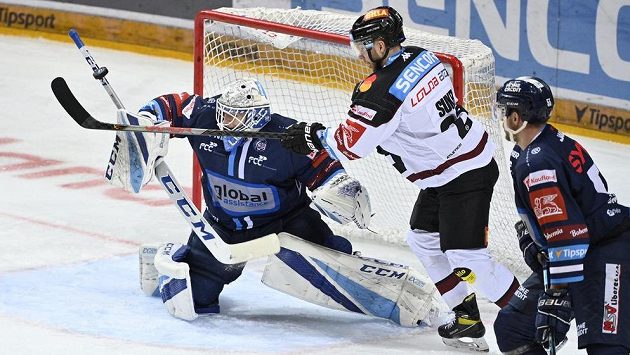Matúš Sukeľ ze Sparty před brankářem Petrem Kváčou z Liberce. Vpravo Ondřej Vitásek. Matúš Sukeľ ze Sparty před brankářem Petrem Kváčou z Liberce. Vpravo Ondřej Vitásek.
