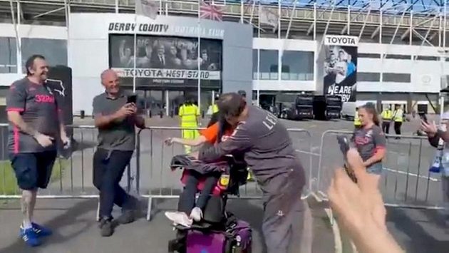 Kouč Leedsu Marcelo Bielsa s handicapovanou fanynkou před stadionem Derby County. Kouč Leedsu Marcelo Bielsa s handicapovanou fanynkou před stadionem Derby County.