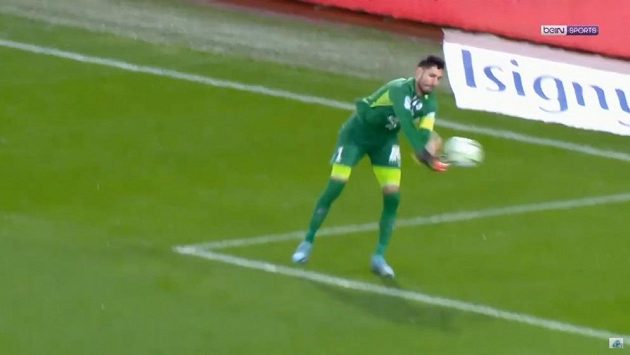 francouzský brankář Grenoblu Brice Maubleu si dal v utkání proti Caen komický vlastní gól. francouzský brankář Grenoblu Brice Maubleu si dal v utkání proti Caen komický vlastní gól.