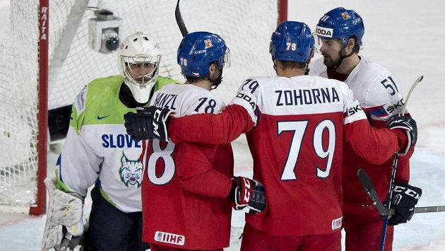 Český reprezentant Roman Horák (vpravo) přijímá gratulaci ke gólu od spoluhráčů Robina Hanzla a Tomáše Zohorny. Vlevo je slovinský brankář Gašper Krošelj. Český reprezentant Roman Horák (vpravo) přijímá gratulaci ke gólu od spoluhráčů Robina Hanzla a Tomáše Zohorny. Vlevo je slovinský brankář Gašper Krošelj.