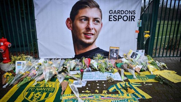 Pieta na počest argentinského fotbalisty Emiliana Saly v klubu FC Nantes. Pieta na počest argentinského fotbalisty Emiliana Saly v klubu FC Nantes.
