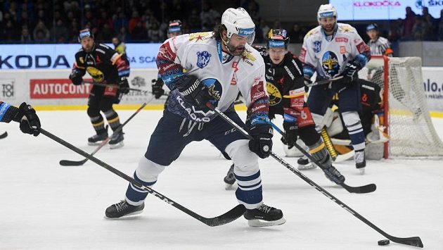 Kladenský Jaromír Jágr (vpředu) v utkání s Litvínovem. Kladenský Jaromír Jágr (vpředu) v utkání s Litvínovem.