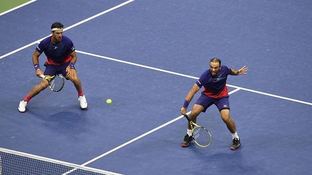 Kolumbijský pár Robert Farah (vlevo) a Juan Sebastian Cabal slaví deblový triumf na US Open. Kolumbijský pár Robert Farah (vlevo) a Juan Sebastian Cabal slaví deblový triumf na US Open.