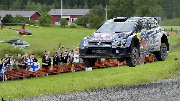 Jari-Matti Latvala se svým Volkswagenem Polo během Finské rallye. Jari-Matti Latvala se svým Volkswagenem Polo během Finské rallye.