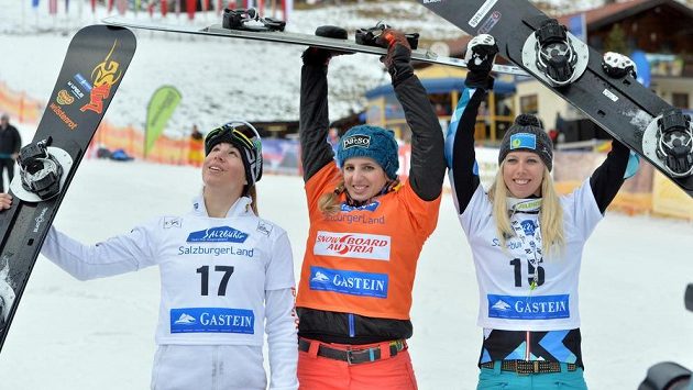 Nejlepší tři snowboardistky Švýcarka Patrizia Kummerová (uprostřed), Ester Ledecká (vlevo) a Marion Kreinerová z Rakouska. Nejlepší tři snowboardistky Švýcarka Patrizia Kummerová (uprostřed), Ester Ledecká (vlevo) a Marion Kreinerová z Rakouska.