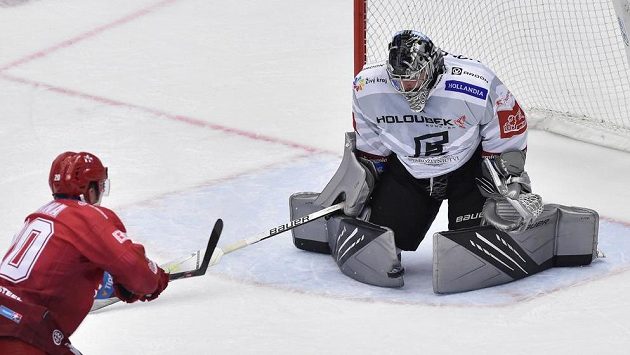 Petr Vrána z Třince před brankářem Karlových Varů Filipem Novotným. Petr Vrána z Třince před brankářem Karlových Varů Filipem Novotným.