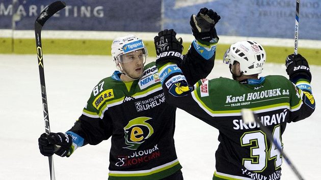 Karlovarský útočník Marcel Haščák (vlevo) přijímá gratulaci ke gólu od spoluhráče v útoku Václava Skuhravého. Karlovarský útočník Marcel Haščák (vlevo) přijímá gratulaci ke gólu od spoluhráče v útoku Václava Skuhravého.
