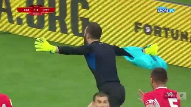 Polský gólman Andrzej Witan rozhodl o vítězství svého týmu poměrem 2:1, když se trefil hlavou po rohovém kopu v sedmé minutě nastavení zápasu o sestup. Polský gólman Andrzej Witan rozhodl o vítězství svého týmu poměrem 2:1, když se trefil hlavou po rohovém kopu v sedmé minutě nastavení zápasu o sestup.