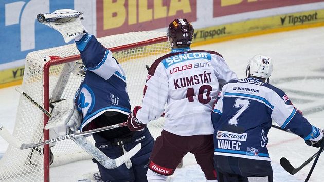 Plzeňský brankář Matěj Machovský za asistence Petra Kadlece řeší atak sparťana Petra Kumstáta. Plzeňský brankář Matěj Machovský za asistence Petra Kadlece řeší atak sparťana Petra Kumstáta.