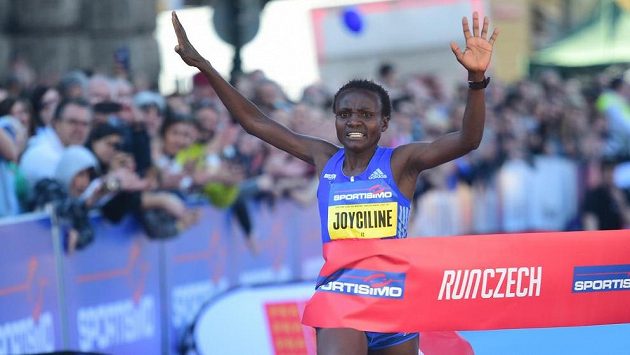 Keňanka Joyciline Jepkosgeiová překonala na Pražském půlmaratonu světový rekord, vyhrála v čase 1:04:52. Keňanka Joyciline Jepkosgeiová překonala na Pražském půlmaratonu světový rekord, vyhrála v čase 1:04:52.