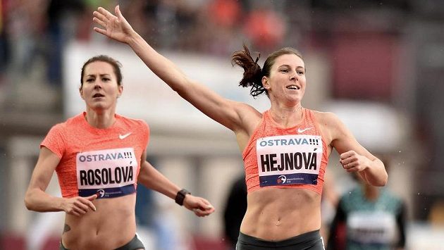 Zuzana Hejnová a Denisa Rosolová v cíli běhu na 400 m překážek na atletickém mítinku Zlatá tretra v Ostravě. Zuzana Hejnová a Denisa Rosolová v cíli běhu na 400 m překážek na atletickém mítinku Zlatá tretra v Ostravě.