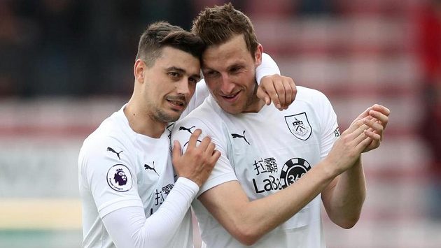 Matthew Lowton a Chris Wood z Burnley po výhře nad Bournemouthem. Matthew Lowton a Chris Wood z Burnley po výhře nad Bournemouthem.
